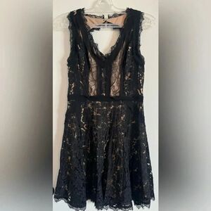 Heartloom Revolve Sera Lace Dress | Size Large | Black with
Tan lining